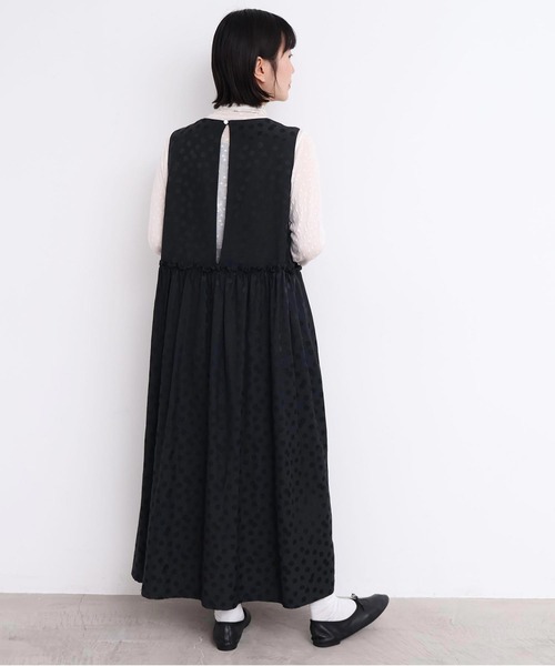 l'atelier du savon(アトリエドサボン)の「サテンジャガード まばらドットノースリワンピース(ワンピース・レディース・ブラック・FREE)」の7枚目の写真