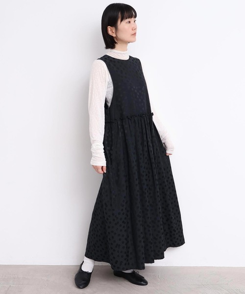 l'atelier du savon(アトリエドサボン)の「サテンジャガード まばらドットノースリワンピース(ワンピース・レディース・ブラック・FREE)」の6枚目の写真
