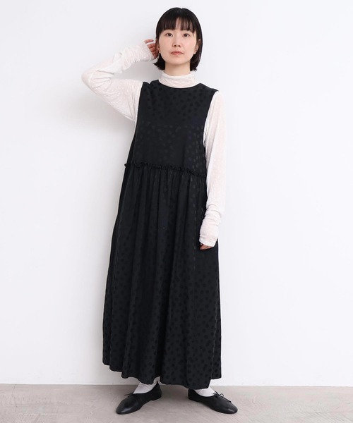 l'atelier du savon(アトリエドサボン)の「サテンジャガード まばらドットノースリワンピース(ワンピース・レディース・ブラック・FREE)」の5枚目の写真