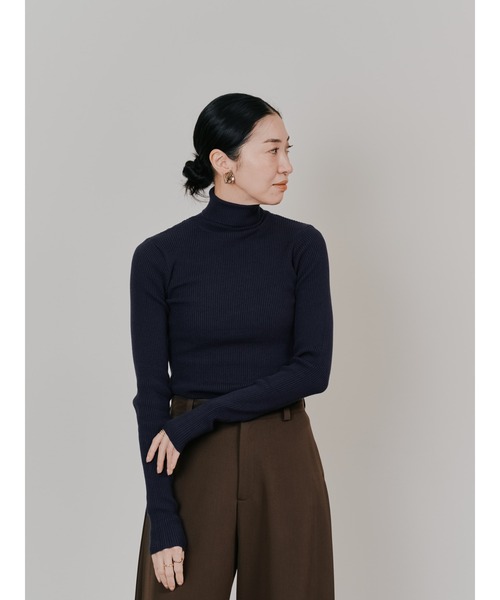 TEVALT（ヴァレット）の「リブタートルニットトップス（ニット/セーター・レディース・イエロー/ターコイズブルー/ネイビー・38）」の10枚目の写真