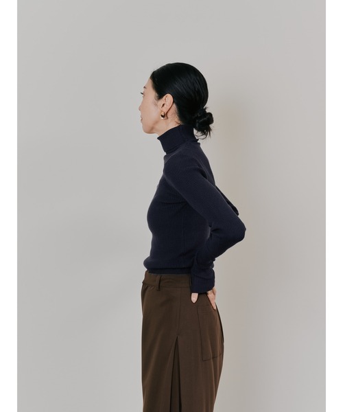 TEVALT（ヴァレット）の「リブタートルニットトップス（ニット/セーター・レディース・イエロー/ターコイズブルー/ネイビー・38）」の11枚目の写真