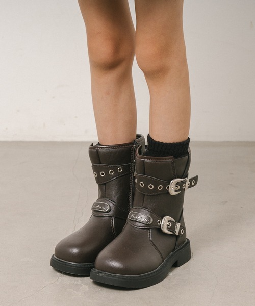 URBAN CHERRY（アーバンチェリー）の「ベルトデザインエンジニアブーツ（ブーツ・キッズ・ブラウン/ブラック・18.0cm/19.0cm/19.5cm/20.0cm/20.5cm/21.0cm/21.5cm/22.5cm/18.5cm）」の2枚目の写真