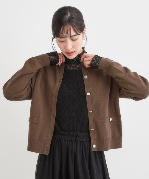 DRESKIP（ドレスキップ）の「【セットアップ可/洗濯機可】もちもちタッチが心地よい クルーネックカーディガン（カーディガン/ボレロ・レディース・ダークブラウン/ブラック/レッド系1・01/02/03/04）」の8枚目の写真