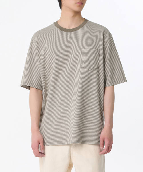 MUSINSA STANDARD（ムシンサスタンダード）の「マイクロストライプリラックスポケットTシャツ[オリーブ/アイボリー]（Tシャツ/カットソー・メンズ・その他・SMALL/LARGE/X-LARGE/XX-LARGE/XXX-LARGE/MEDIUM）」の3枚目の写真