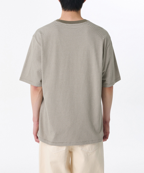 MUSINSA STANDARD（ムシンサスタンダード）の「マイクロストライプリラックスポケットTシャツ[オリーブ/アイボリー]（Tシャツ/カットソー・メンズ・その他・SMALL/LARGE/X-LARGE/XX-LARGE/XXX-LARGE/MEDIUM）」の4枚目の写真