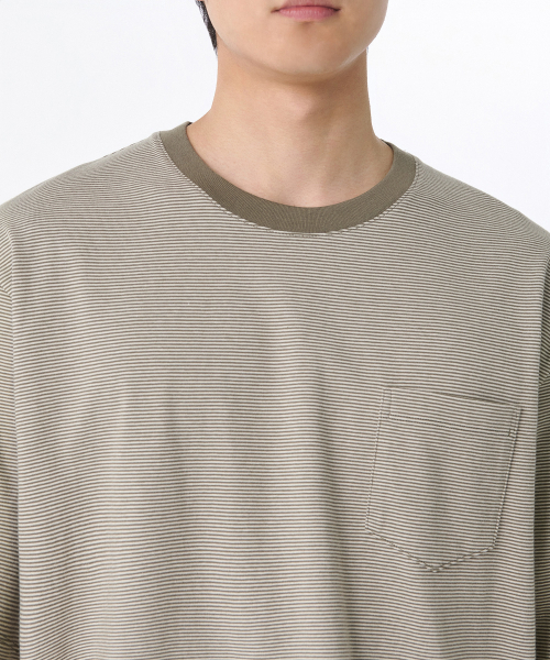 MUSINSA STANDARD（ムシンサスタンダード）の「マイクロストライプリラックスポケットTシャツ[オリーブ/アイボリー]（Tシャツ/カットソー・メンズ・その他・SMALL/LARGE/X-LARGE/XX-LARGE/XXX-LARGE/MEDIUM）」の5枚目の写真