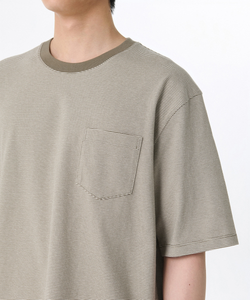 MUSINSA STANDARD（ムシンサスタンダード）の「マイクロストライプリラックスポケットTシャツ[オリーブ/アイボリー]（Tシャツ/カットソー・メンズ・その他・SMALL/LARGE/X-LARGE/XX-LARGE/XXX-LARGE/MEDIUM）」の6枚目の写真
