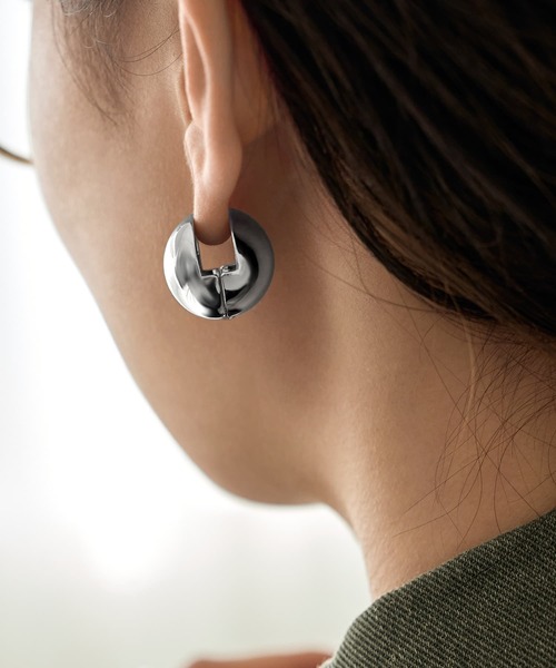 STYLE DELI（スタイルデリ）の「20mmメタルボールピアス（ピアス（両耳用）・レディース・ゴールド/シルバー・FREE）」の4枚目の写真