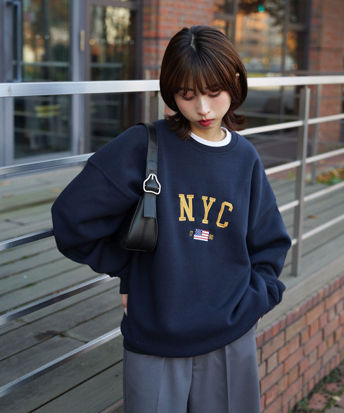 Chillfar(チルファー)の「裏起毛ヴィンテージロゴ刺繍スウェット(スウェット・レディース・レッド/ブラウン/グリーン/ホワイト/ネイビー系1/バーガンディー/グリーン系/オートミール/イエロー/ブラック系/イエロー系/グレー/ネイビー系/ブラック/ブラウン系/グレー系その他・FREE)」の1枚目の写真