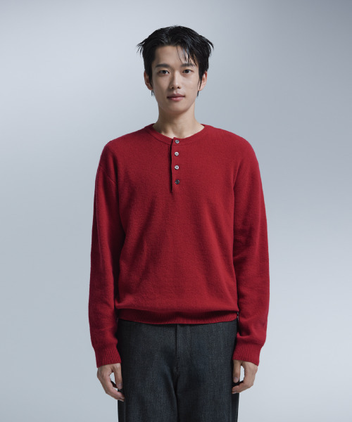 NONBLANK(ノンブランク)の「パインヤーンデイリーヘンリーネックニット_RED(ニット/セーター・メンズ・レッド・LARGE/MEDIUM/X-LARGE)」の7枚目の写真