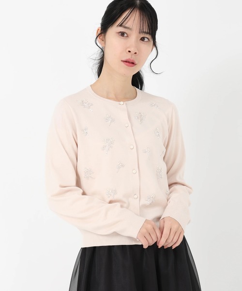 STRAWBERRY-FIELDS（ストロベリーフィールズ）の「コンフォートイネス_パールフラワーモチーフニットカーディガン（カーディガン/ボレロ・レディース・ブラック/ピンクベージュ・2）」の3枚目の写真