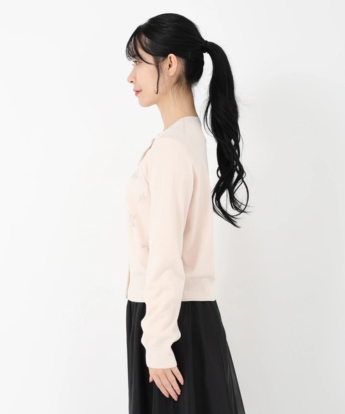 STRAWBERRY-FIELDS（ストロベリーフィールズ）の「コンフォートイネス_パールフラワーモチーフニットカーディガン（カーディガン/ボレロ・レディース・ブラック/ピンクベージュ・2）」の4枚目の写真