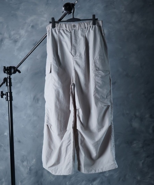 NOIZY(ノイジー)の「Maximum Cargo Pants / ルーズシルエット ワイド カーゴパンツ(カーゴパンツ・メンズ・ホワイト/ブラック・LARGE/MEDIUM)」の2枚目の写真