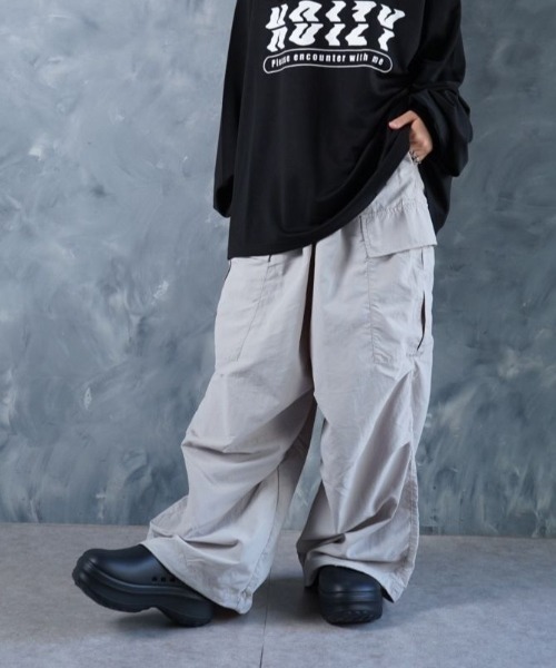 NOIZY(ノイジー)の「Maximum Cargo Pants / ルーズシルエット ワイド カーゴパンツ(カーゴパンツ・メンズ・ホワイト/ブラック・LARGE/MEDIUM)」の15枚目の写真
