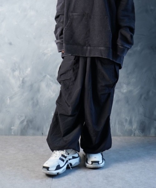 NOIZY(ノイジー)の「Maximum Cargo Pants / ルーズシルエット ワイド カーゴパンツ(カーゴパンツ・メンズ・ホワイト/ブラック・LARGE/MEDIUM)」の3枚目の写真