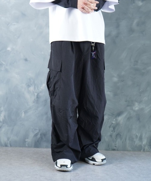 NOIZY(ノイジー)の「Maximum Cargo Pants / ルーズシルエット ワイド カーゴパンツ(カーゴパンツ・メンズ・ホワイト/ブラック・LARGE/MEDIUM)」の11枚目の写真