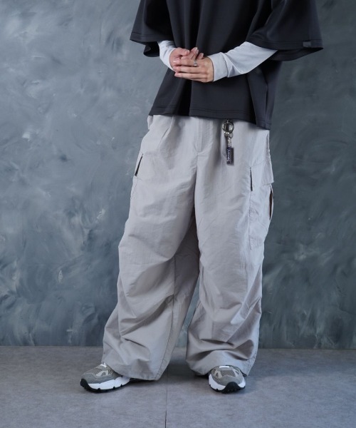 NOIZY(ノイジー)の「Maximum Cargo Pants / ルーズシルエット ワイド カーゴパンツ(カーゴパンツ・メンズ・ホワイト/ブラック・LARGE/MEDIUM)」の14枚目の写真