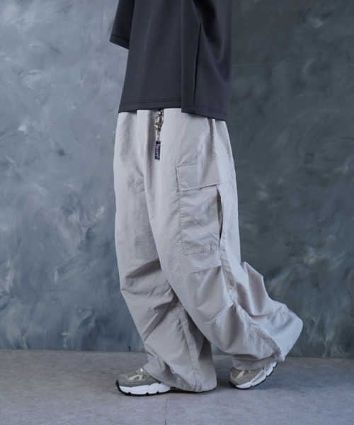 NOIZY(ノイジー)の「Maximum Cargo Pants / ルーズシルエット ワイド カーゴパンツ(カーゴパンツ・メンズ・ホワイト/ブラック・LARGE/MEDIUM)」の16枚目の写真