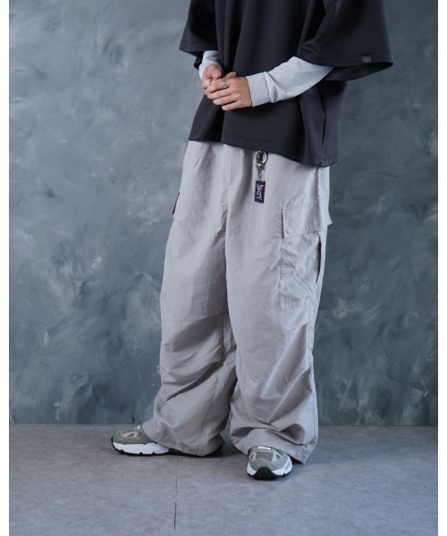 NOIZY(ノイジー)の「Maximum Cargo Pants / ルーズシルエット ワイド カーゴパンツ(カーゴパンツ・メンズ・ホワイト/ブラック・LARGE/MEDIUM)」の17枚目の写真