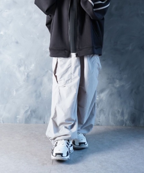 NOIZY(ノイジー)の「Maximum Cargo Pants / ルーズシルエット ワイド カーゴパンツ(カーゴパンツ・メンズ・ホワイト/ブラック・LARGE/MEDIUM)」の18枚目の写真