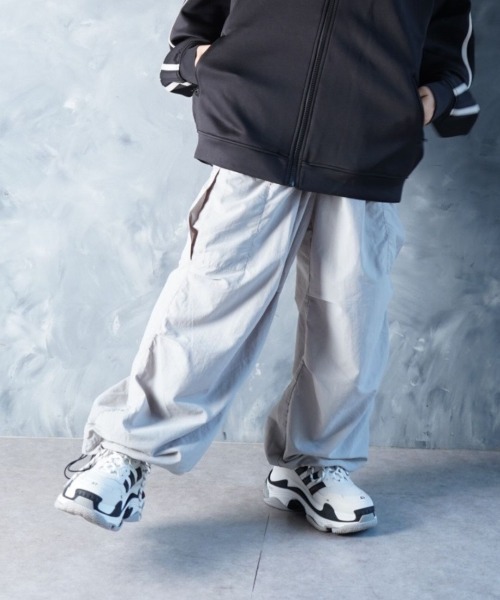 NOIZY(ノイジー)の「Maximum Cargo Pants / ルーズシルエット ワイド カーゴパンツ(カーゴパンツ・メンズ・ホワイト/ブラック・LARGE/MEDIUM)」の19枚目の写真