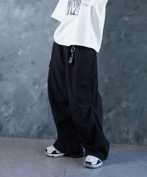 NOIZY(ノイジー)の「Maximum Cargo Pants / ルーズシルエット ワイド カーゴパンツ(カーゴパンツ・メンズ・ホワイト/ブラック・LARGE/MEDIUM)」の12枚目の写真