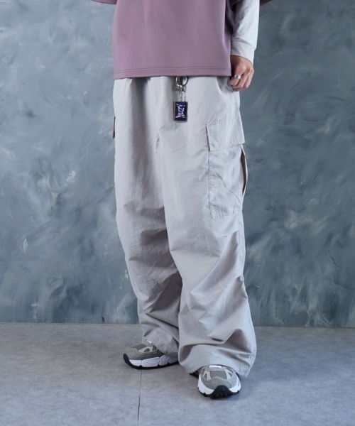 NOIZY(ノイジー)の「Maximum Cargo Pants / ルーズシルエット ワイド カーゴパンツ(カーゴパンツ・メンズ・ホワイト/ブラック・LARGE/MEDIUM)」の13枚目の写真