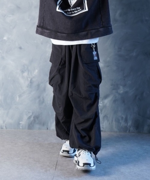 NOIZY(ノイジー)の「Maximum Cargo Pants / ルーズシルエット ワイド カーゴパンツ(カーゴパンツ・メンズ・ホワイト/ブラック・LARGE/MEDIUM)」の4枚目の写真
