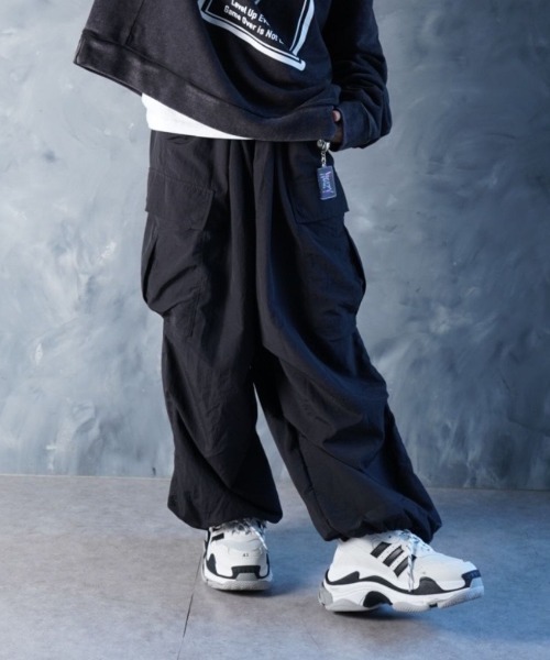 NOIZY(ノイジー)の「Maximum Cargo Pants / ルーズシルエット ワイド カーゴパンツ(カーゴパンツ・メンズ・ホワイト/ブラック・LARGE/MEDIUM)」の5枚目の写真