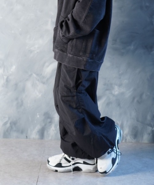 NOIZY(ノイジー)の「Maximum Cargo Pants / ルーズシルエット ワイド カーゴパンツ(カーゴパンツ・メンズ・ホワイト/ブラック・LARGE/MEDIUM)」の6枚目の写真