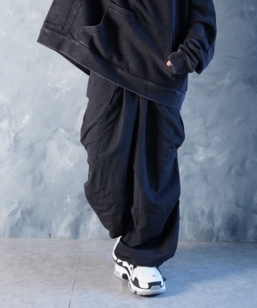 NOIZY(ノイジー)の「Maximum Cargo Pants / ルーズシルエット ワイド カーゴパンツ(カーゴパンツ・メンズ・ホワイト/ブラック・LARGE/MEDIUM)」の7枚目の写真