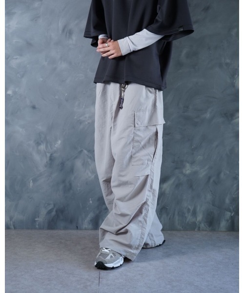 NOIZY(ノイジー)の「Maximum Cargo Pants / ルーズシルエット ワイド カーゴパンツ(カーゴパンツ・メンズ・ホワイト/ブラック・LARGE/MEDIUM)」の22枚目の写真