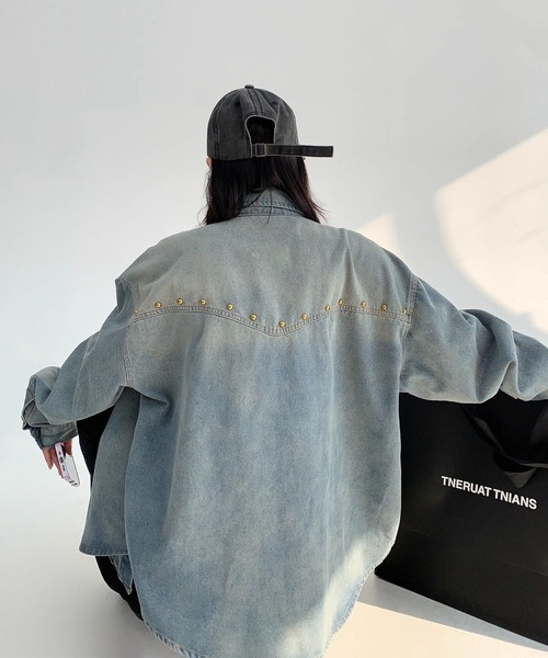 meJane（ミージェーン）の「スタッズディテール ウォッシュデニムシャツ（シャツ/ブラウス・レディース・ブルー・L/M）」の3枚目の写真