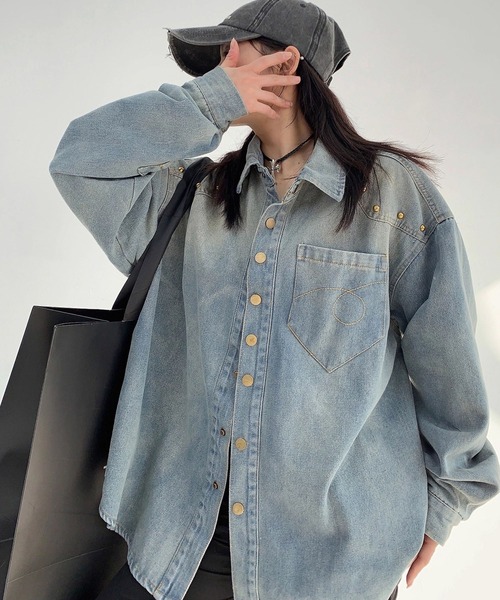 meJane（ミージェーン）の「スタッズディテール ウォッシュデニムシャツ（シャツ/ブラウス・レディース・ブルー・L/M）」の2枚目の写真