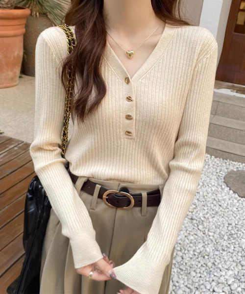DAY CLOSET(デイ クローゼット)の「【上品なマンテルボタンでキチンと魅せ】長袖 Vネック リブニット プルオーバー レディース(カーディガン/ボレロ・レディース・ブラック/グレイッシュベージュ/ホワイト/ベージュ系その他/オリーブ・FREE)」の4枚目の写真