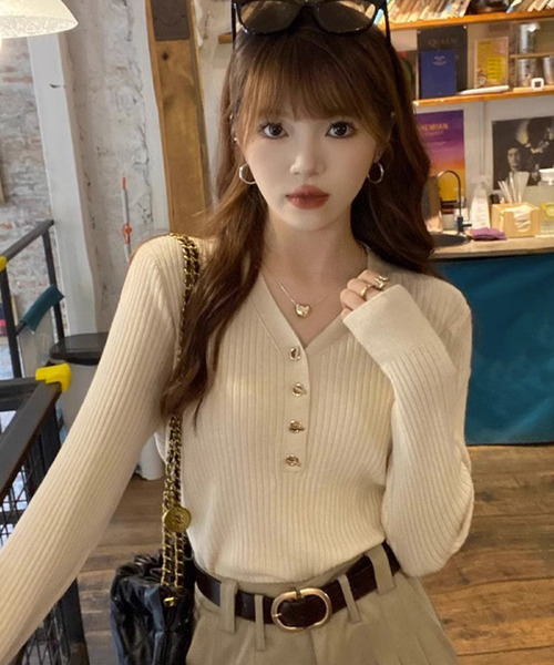 DAY CLOSET(デイ クローゼット)の「【上品なマンテルボタンでキチンと魅せ】長袖 Vネック リブニット プルオーバー レディース(カーディガン/ボレロ・レディース・ブラック/グレイッシュベージュ/ホワイト/ベージュ系その他/オリーブ・FREE)」の14枚目の写真