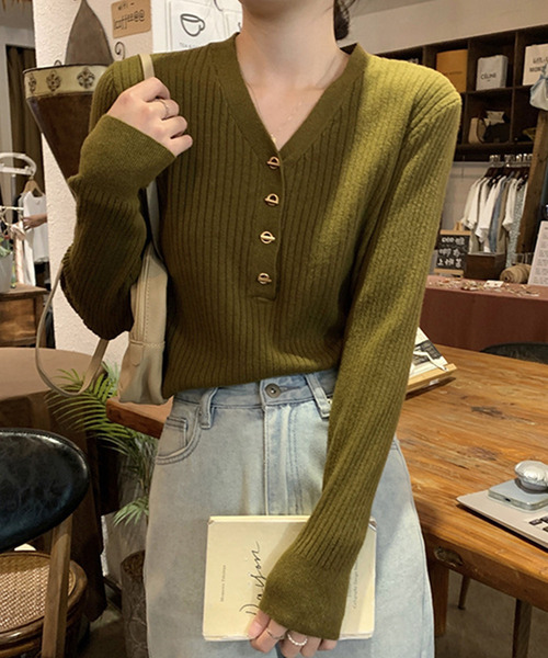 DAY CLOSET(デイ クローゼット)の「【上品なマンテルボタンでキチンと魅せ】長袖 Vネック リブニット プルオーバー レディース(カーディガン/ボレロ・レディース・ブラック/グレイッシュベージュ/ホワイト/ベージュ系その他/オリーブ・FREE)」の18枚目の写真