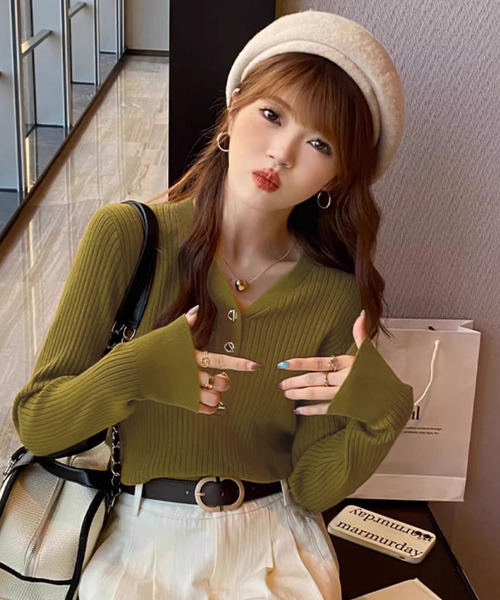 DAY CLOSET(デイ クローゼット)の「【上品なマンテルボタンでキチンと魅せ】長袖 Vネック リブニット プルオーバー レディース(カーディガン/ボレロ・レディース・ブラック/グレイッシュベージュ/ホワイト/ベージュ系その他/オリーブ・FREE)」の20枚目の写真