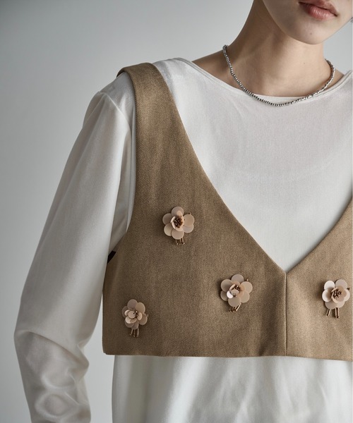 THE YOn（ザヨン）の「フラワーモチーフビジューデザインビスチェ（その他トップス・レディース・チャコールグレー/ブラウン・FREE）」の15枚目の写真