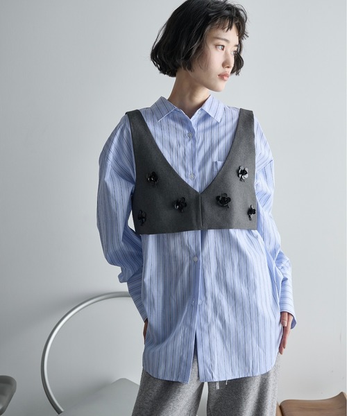 THE YOn（ザヨン）の「フラワーモチーフビジューデザインビスチェ（その他トップス・レディース・チャコールグレー/ブラウン・FREE）」の3枚目の写真