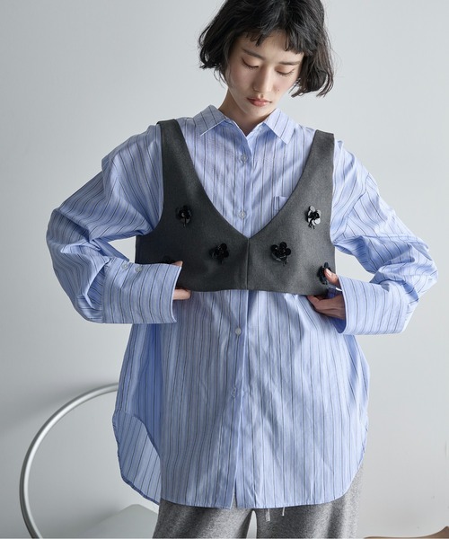 THE YOn（ザヨン）の「フラワーモチーフビジューデザインビスチェ（その他トップス・レディース・チャコールグレー/ブラウン・FREE）」の4枚目の写真