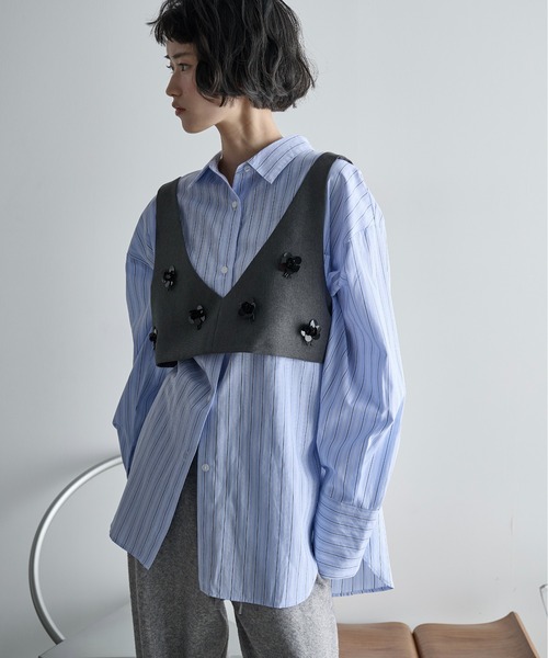 THE YOn（ザヨン）の「フラワーモチーフビジューデザインビスチェ（その他トップス・レディース・チャコールグレー/ブラウン・FREE）」の5枚目の写真