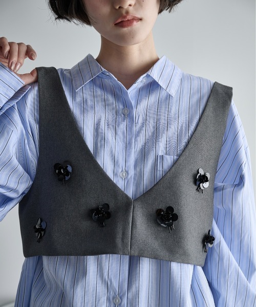 THE YOn（ザヨン）の「フラワーモチーフビジューデザインビスチェ（その他トップス・レディース・チャコールグレー/ブラウン・FREE）」の7枚目の写真