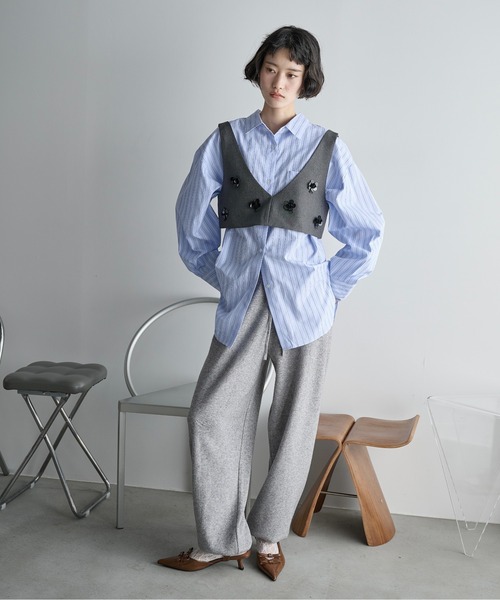 THE YOn（ザヨン）の「フラワーモチーフビジューデザインビスチェ（その他トップス・レディース・チャコールグレー/ブラウン・FREE）」の8枚目の写真