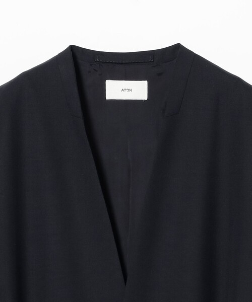 ATON(エイトン)の「【別注】ATON / ウールトロピカル ノーカラー ジレ(ベスト・レディース・ブラック/ネイビー・01/02)」の20枚目の写真