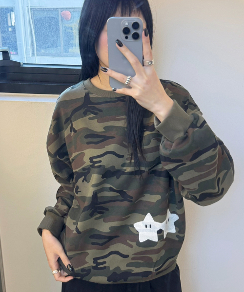 FUZZY SCAN（ファジスキャン）の「ホールドハンズスターカモオーバーサイズスウェット（スウェット・レディース・その他・ONE SIZE）」の2枚目の写真