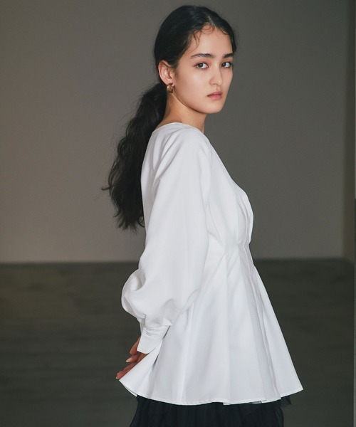 ARVELLIA(アルベリア)の「FLARE HEM PLEATED SHIRT(シャツ/ブラウス・レディース・ブラック/ホワイト・M)」の4枚目の写真