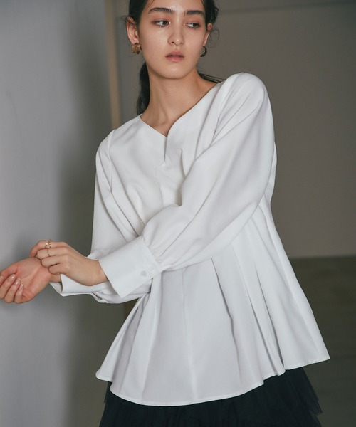 ARVELLIA(アルベリア)の「FLARE HEM PLEATED SHIRT(シャツ/ブラウス・レディース・ブラック/ホワイト・M)」の6枚目の写真