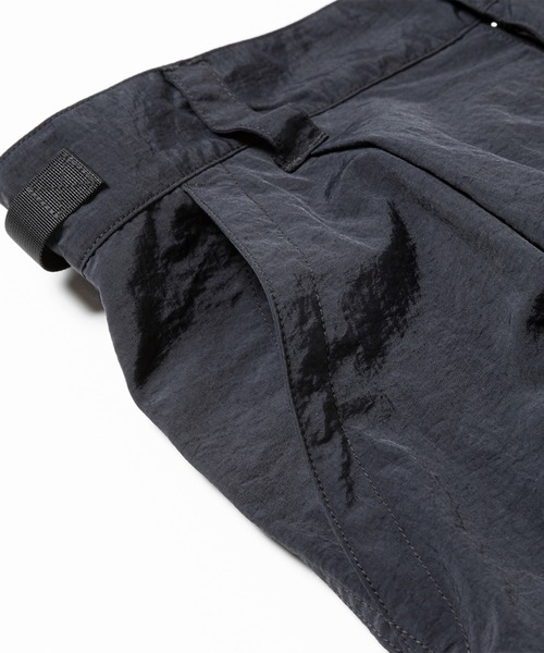 meanswhile（ミーンズワイル）の「Nylon Luggage Cargo Shorts（カーゴパンツ・メンズ・ブラック/グレー・1(S)/2(M)）」の6枚目の写真