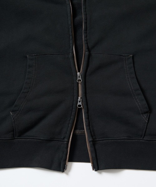 WIND AND SEA（ウィンダンシー）の「【ZOZO限定】SULFUR DYEING LOGO ZIP SWEATSHIRT（パーカー・メンズ・ブラック×ブルー/ブラック×パープル/ブラック×ベージュ/ブラック×レッド・SMALL/X-LARGE/LARGE/MEDIUM）」の16枚目の写真